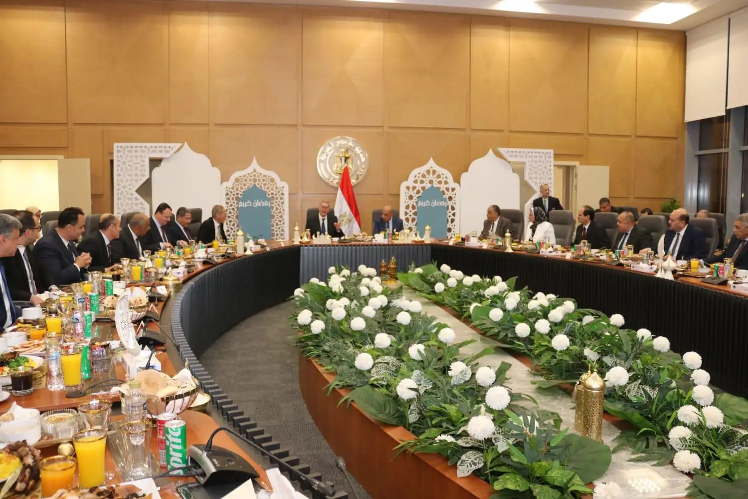 وزيرا ''الكهرباء و البترول'' يشاركان فريق العمل المشترك في الوزارتين إفطارهم الجماعي ويتابعان مجريات العمل على توفير الوقود المكافئ لتأمين التغذية الكهربائية وتحقيق الاستقرار للشبكة الموحدة