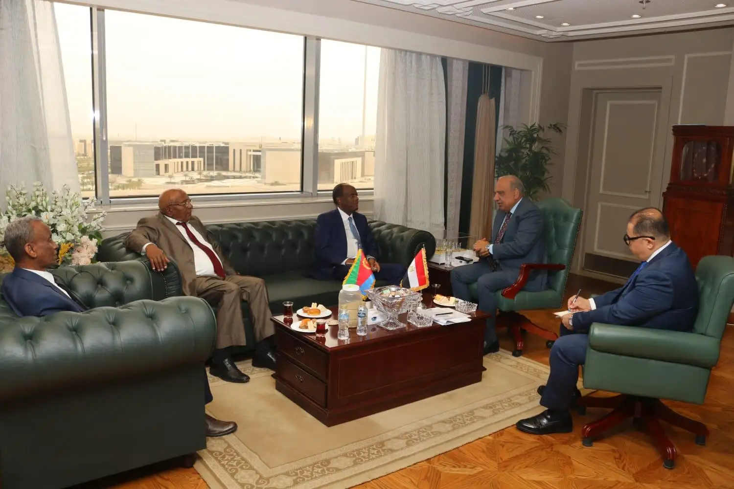 ''وزير الكهرباء'' يبحث مع ''مستشار رئيس دولة اريتريا للشئون الاقتصادية ووزير التجارة والصناعة الإريتيرى'' سبل دعم وتعزيز التعاون والشراكة فى مجالات الطاقة المتجددة