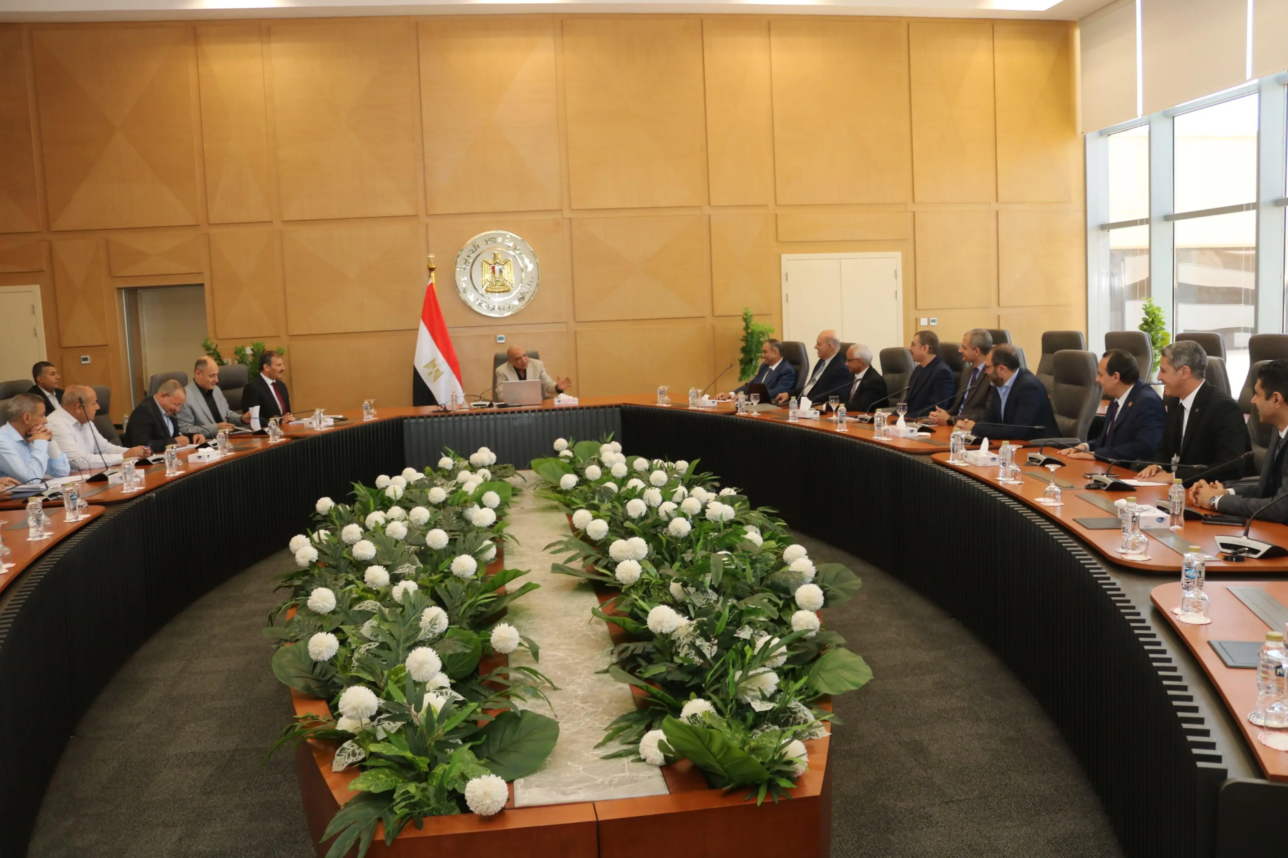 ''وزير الكهرباء'' يجتمع بأساتذة الجامعات والخبراء أعضاء اللجنة الاستشارية المتخصصة في مجالات الطاقة المتجددة لبحث العمل المشترك والاستفادة من الدراسات العلمية والابتكارات لدعم وتقوية الشبكة والاعتماد على الطاقة الشمسية وطاقة الرياح