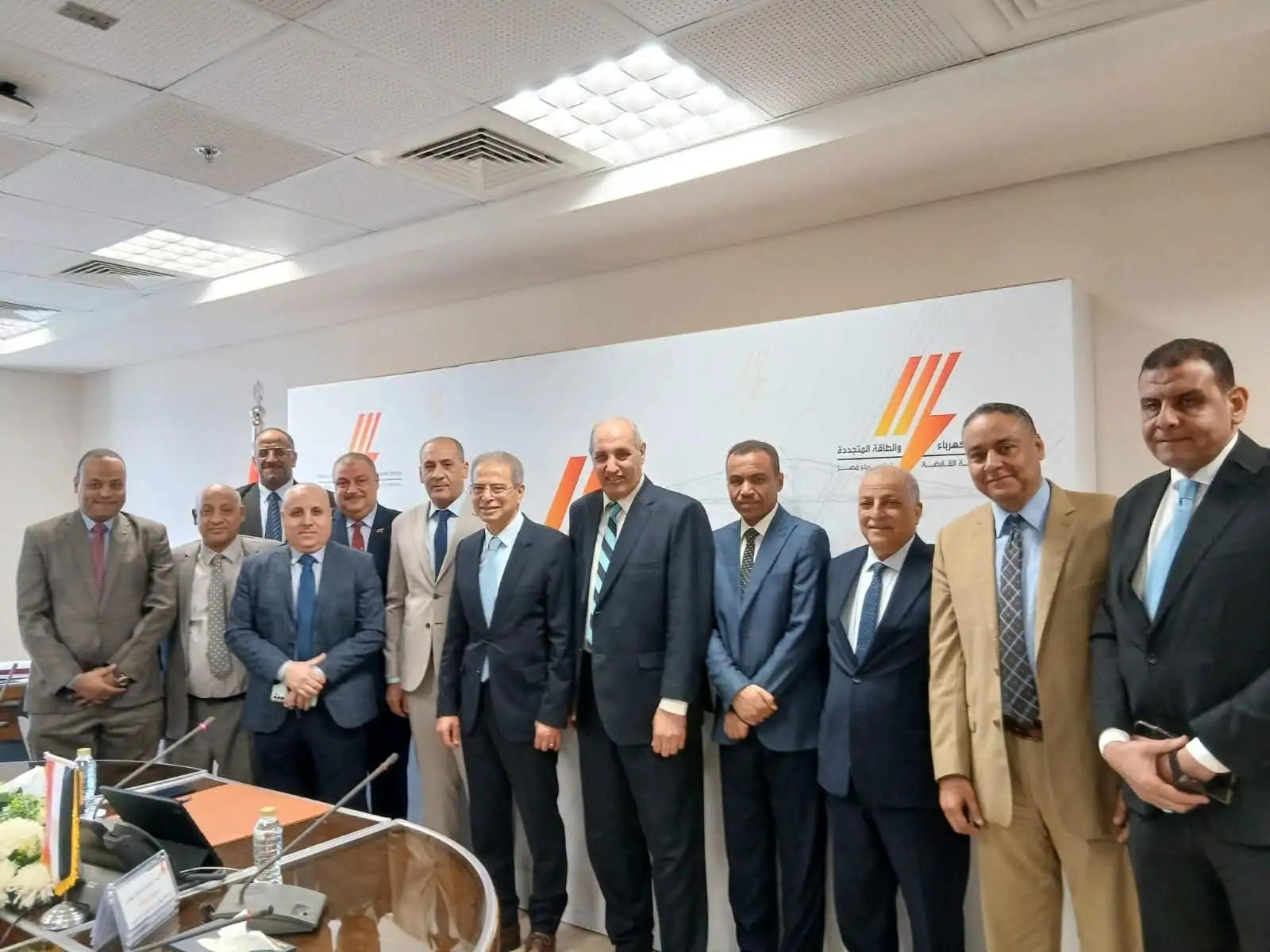 ''مصر العليا لتوزيع الكهرباء'' تستهدف خطة استثمارية بـ990 مليون جنيه لتطوير شبكات الكهرباء والعدادات الذكية بجنوب الصعيد في موازنة 2026 / 2027
