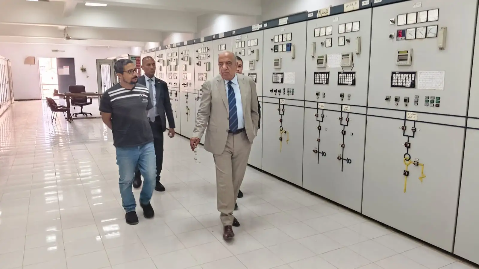 فى زيارة ميدانية مفاجئة.. ''وزير الكهرباء'' يتفقد محطة محولات القاهرة الجديدة جهد 220\66\22 ك.ف سعة 675 ميجافولت أمبير ويتابع استقرار الشبكة القومية للكهرباء في مناطق شرق القاهرة