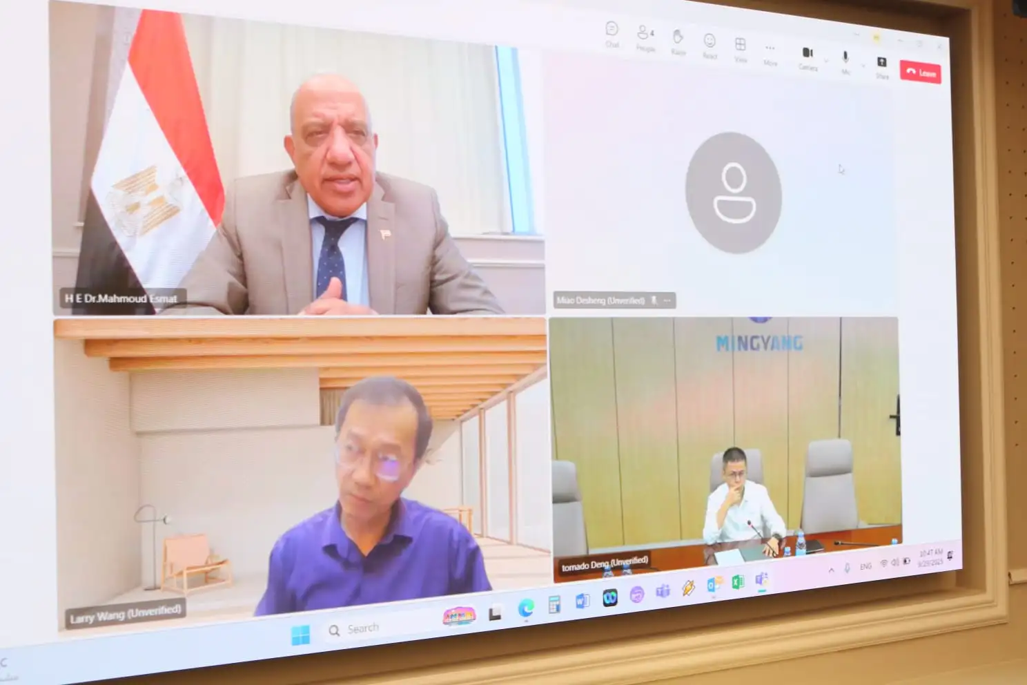 عبر الفيديو كونفرانس ''وزير الكهرباء'' يبحث مع مسئولي شركة مينج يانج الصينية التعاون والاستثمار فى مجالات الطاقة المتجددة وتوطين صناعة توربينات الرياح