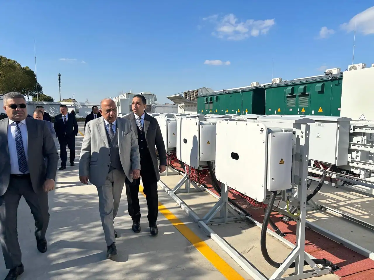 خلال زيارته للصين .. ''وزير الكهرباء'' يزور معامل اختبارات أنظمة بطاريات تخزين الطاقة التابعة لشركة هواوي، ومركز التطوير والبحث، وقاعة المعارض التكنولوجية المعنية بحلول الطاقة الذكية، وتطبيق الذكاء الاصطناعي