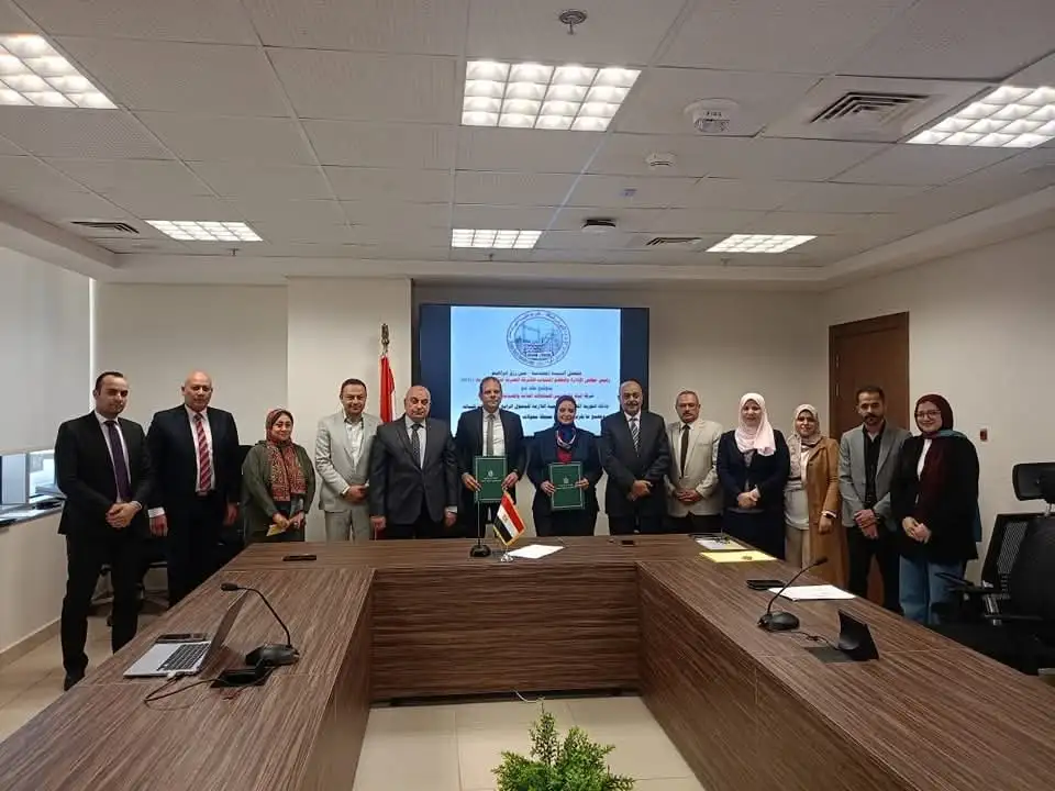 'رئيس نقل الكهرباء' توقع عقدًا مع 'أبيك تكنولوجي' لدعم محطة S4 و استيعاب قدرات مشروعات طاقة الرياح بخليج السويس