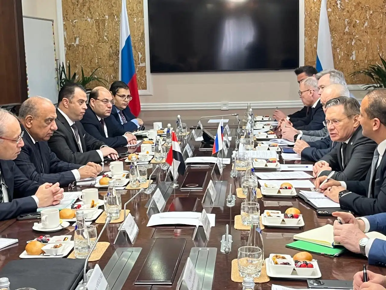 خلال زيارته لموسكو 'وزير الكهرباء' يجتمع ورئيس شركة 'روسآتًوم' الروسية وفريق العمل القائم على مشروع محطة الضبعة النووية وعدد من قيادات هيئة المحطات النووية