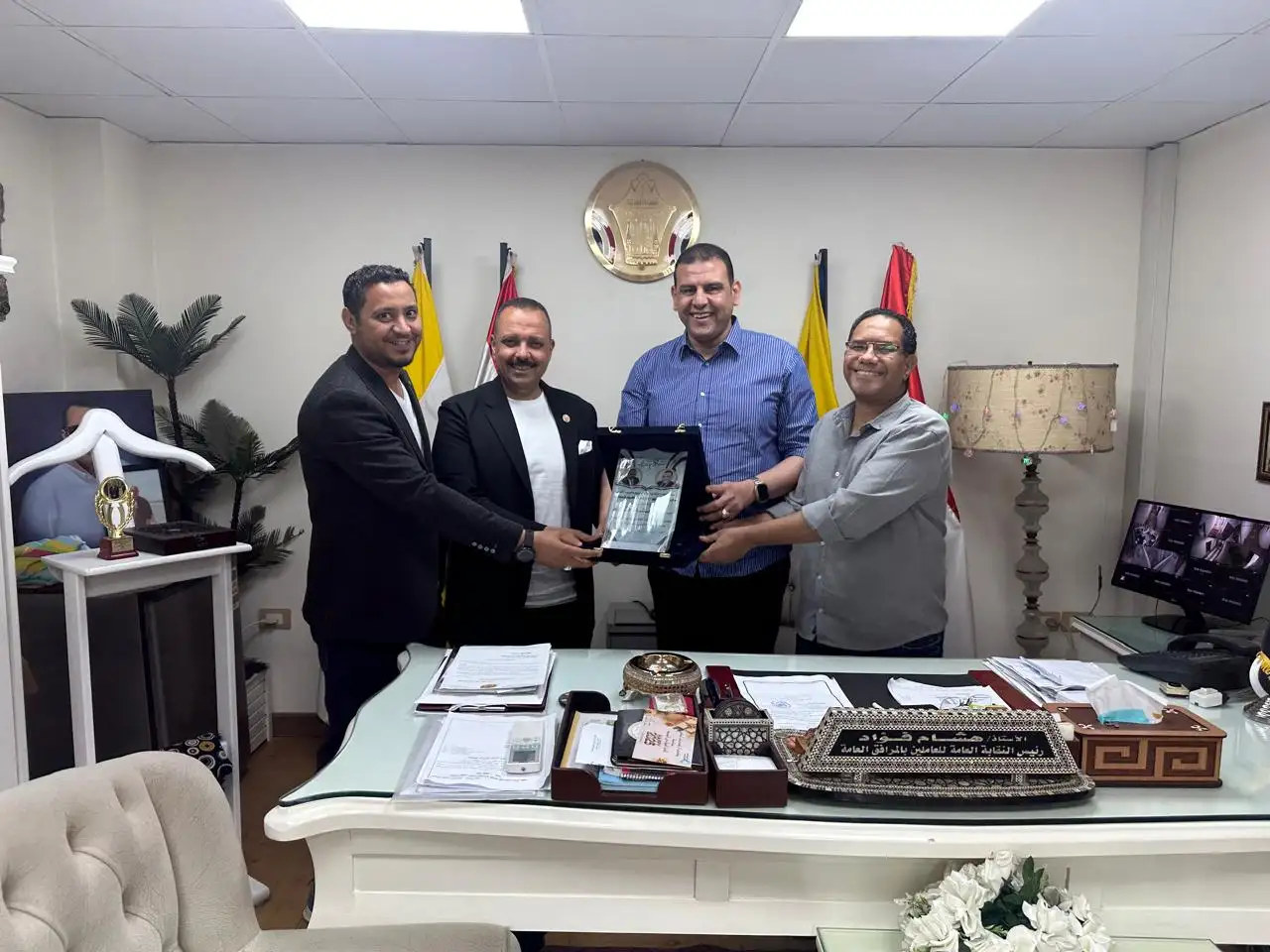 'نقابية مصر العليا' تهدي درع التكريم لـ'رئيس المرافق العامة' لجهوده في دعم اللجان النقابية والعاملين على مستوى الجمهورية 