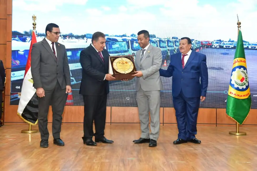 'محافظ الدقهليه' يكرم 'رئيس نقابة شمال الدلتا' خلال احتفالية عيد العمال 