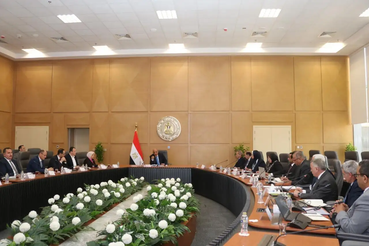 خلال اجتماع موسع بقيادات القطاع 'وزير الكهرباء' يتابع مشروعات دعم الشبكة القومية و تغذية مشروعات التنمية الزراعية واستصلاح الأراضي