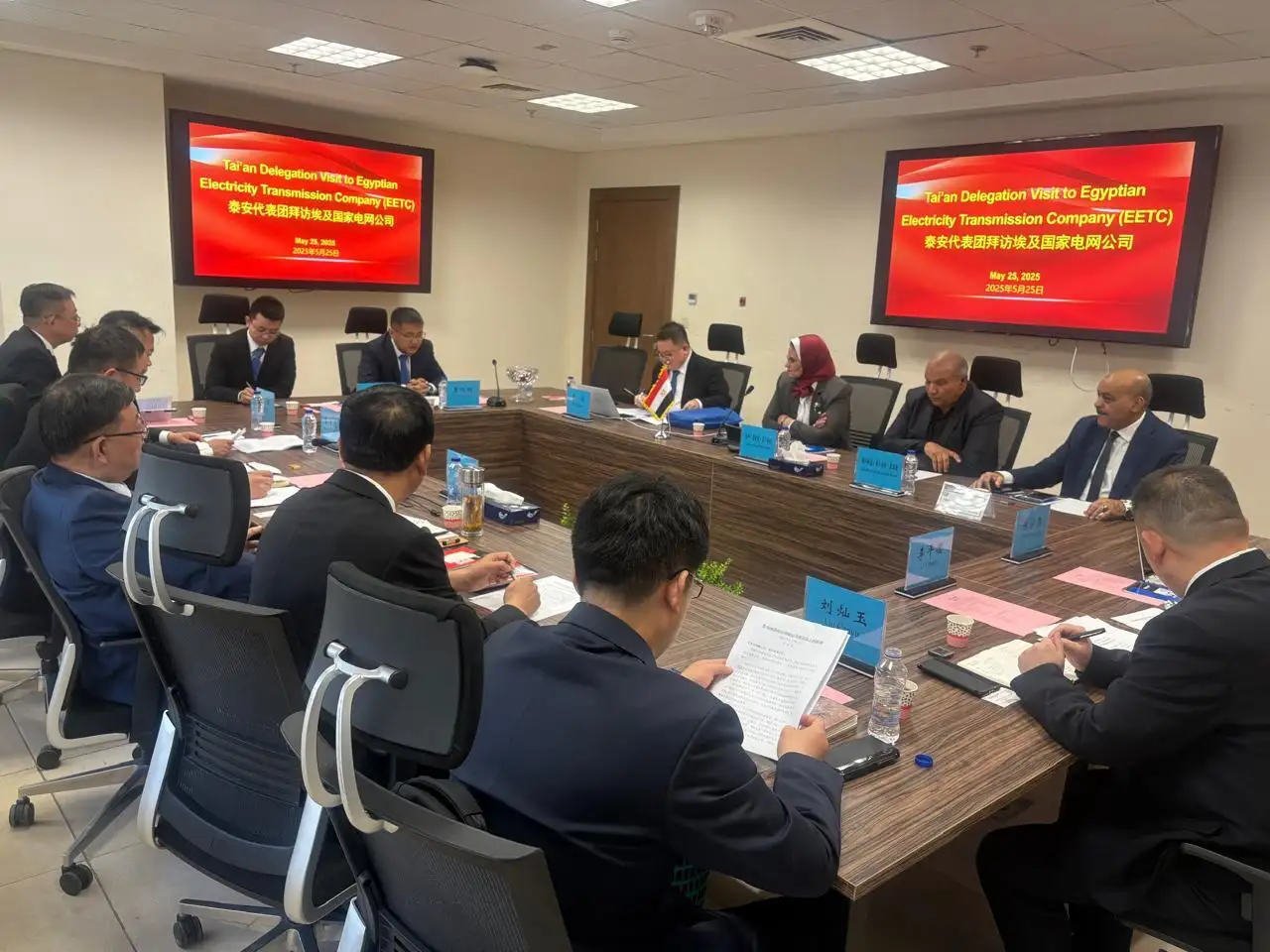 'رئيس المصرية لنقل الكهرباء' تبحث مع وفد 'تايآن الصينية وشركة TBEA' سبل التعاون في تطوير شبكات نقل الكهرباء