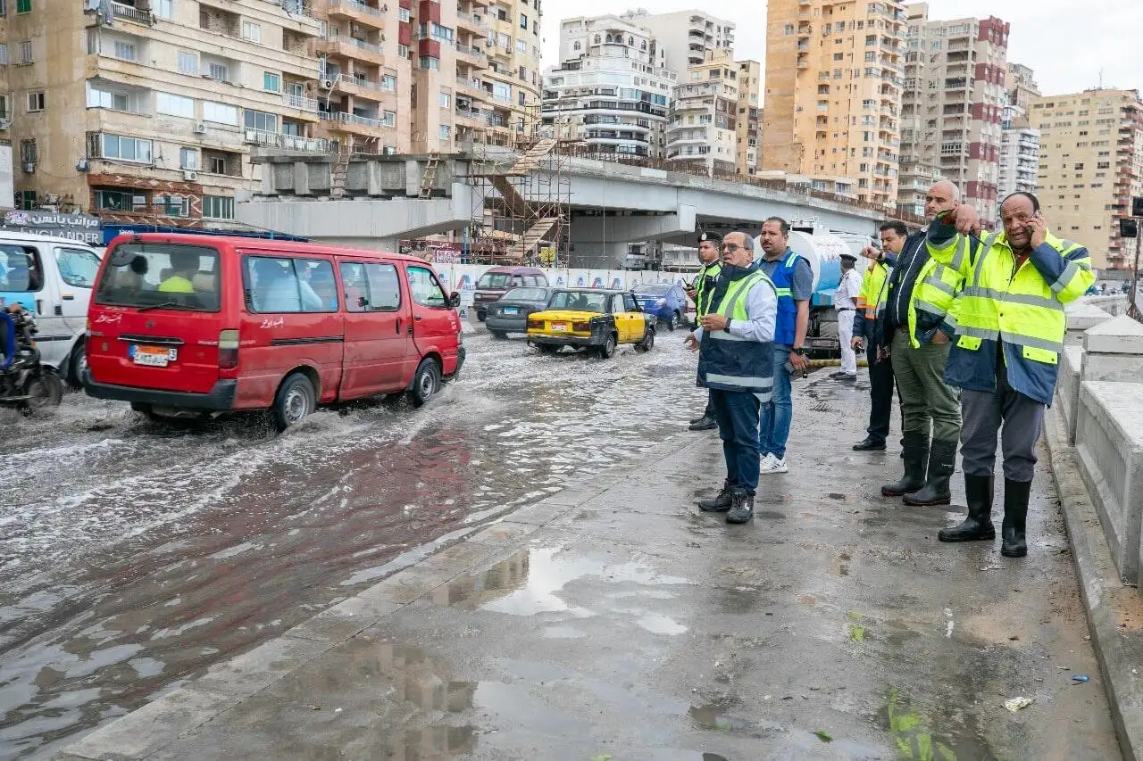 'مياه الإسكندرية' تواصل جهودها لسحب تجمعات مياه الأمطار شرق المدينة