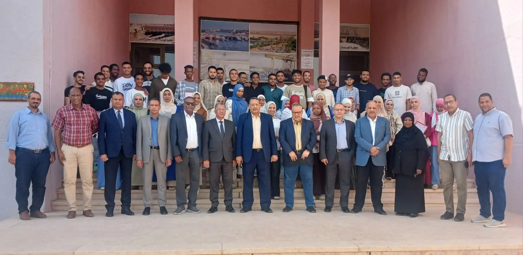 'رئيس كهرباء المحطات المائية' يتفقد سير العمل و أعمال التطوير بمركز تدريب الشركة ويسلم شهادات اجتياز البرنامج التدريبي لعدد من الطلاب