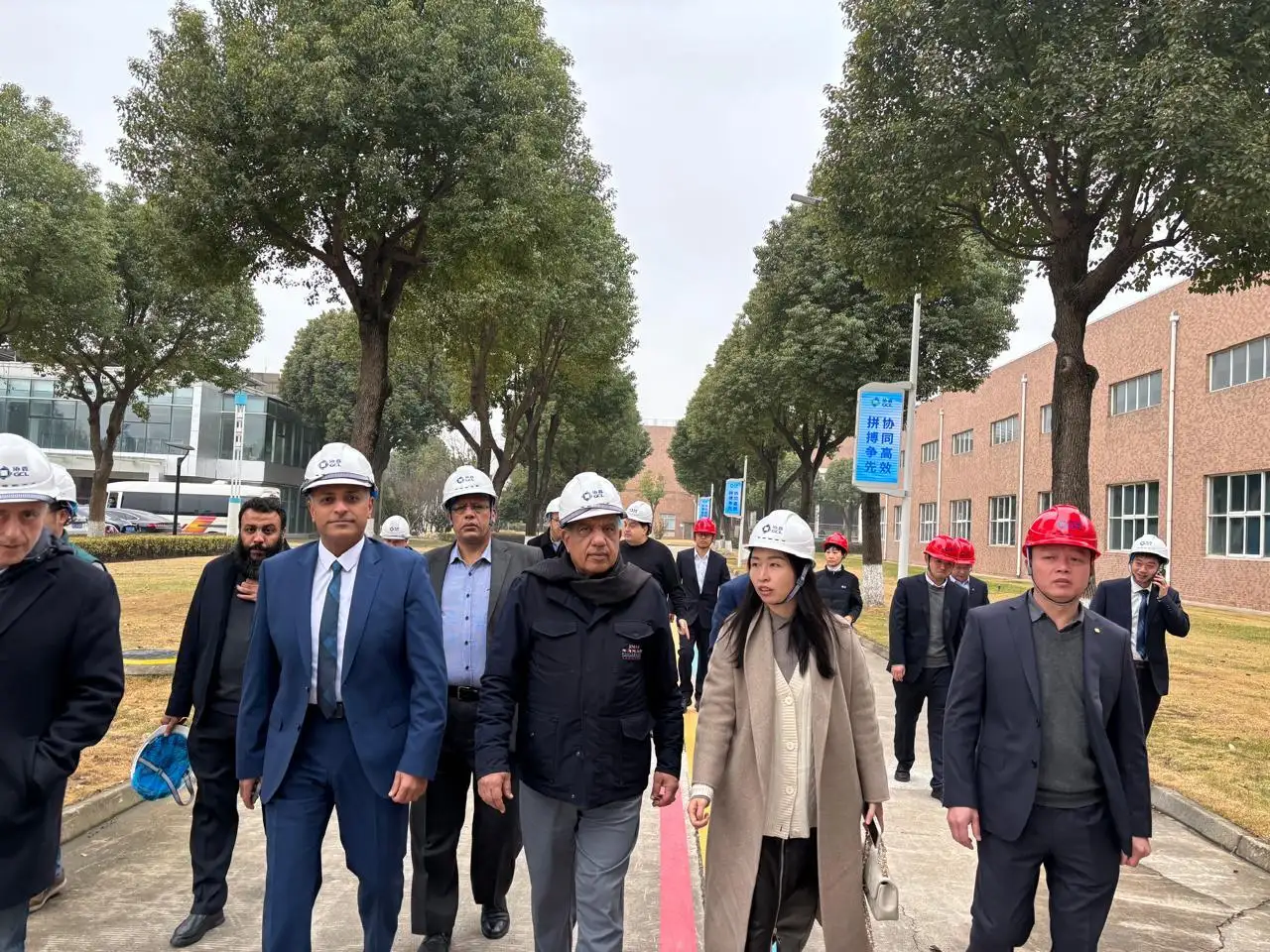 ''وزير الكهرباء'' يشهد مراسم توقيع اتفاقية تعاون لتوطين صناعة الخلايا الشمسية والوحدات الكهروضوئية، بين شركة كيميت المصرية، ومجموعة سوتشو ويتشنغ الصينية، ويزور مصنع إنتاج الخلايا بمدينة سوتشو